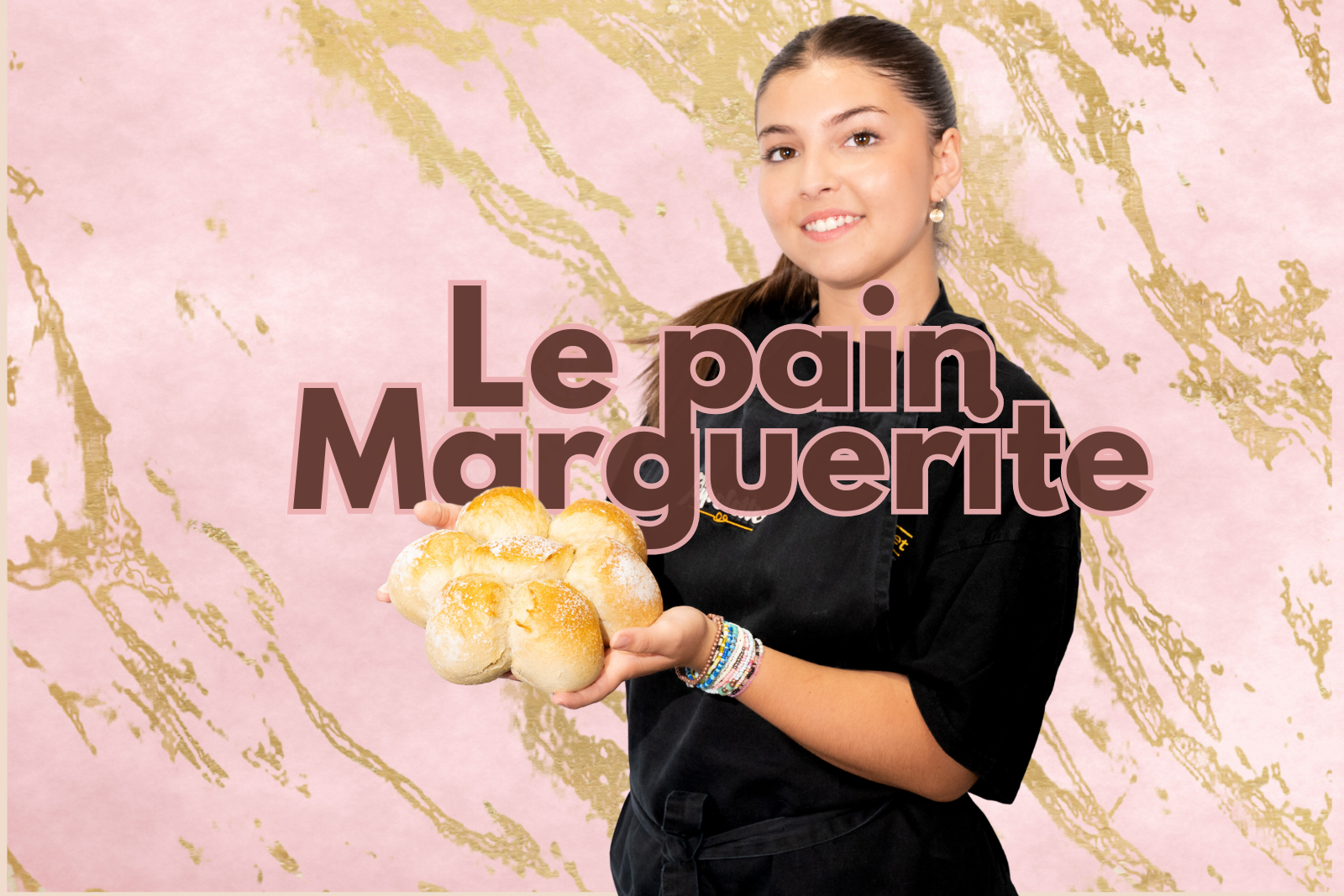 Carla, égérie du Fournil Mangiante à Sénas, présente le pain marguerite, un pain généreux et convivial à partager, symbole du savoir-faire boulanger artisanal, de la qualité des farines et de la passion du pain fait maison.