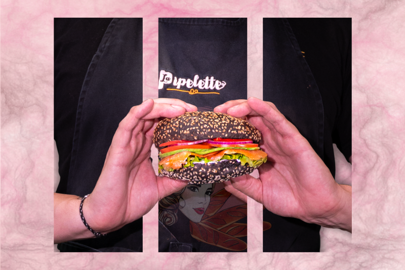 le plus audacieux d’entre eux, c’est bien notre burger noir au saumon. Disponible chaque jour au Fournil Mangiante, à Sénas, dans notre vitrine traiteur ou à commander pour une pause déjeuner qui sort de l’ordinaire.